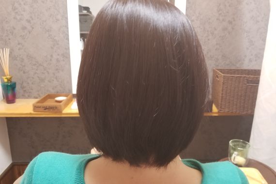スタイリッシュに笑う女性