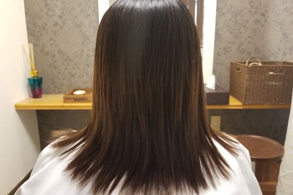 スタイリッシュに笑う女性