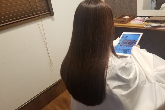 スタイリッシュに笑う女性