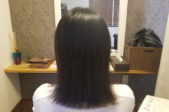 スタイリッシュに笑う女性