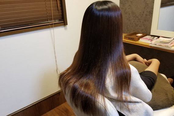 スタイリッシュに笑う女性