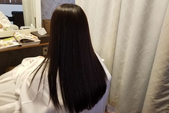 スタイリッシュに笑う女性