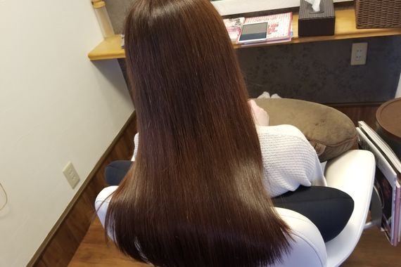 スタイリッシュに笑う女性