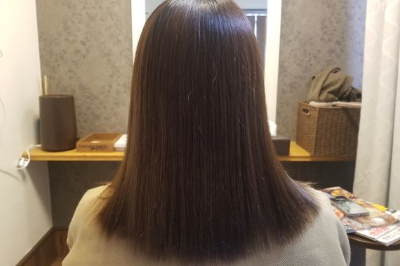 スタイリッシュに笑う女性