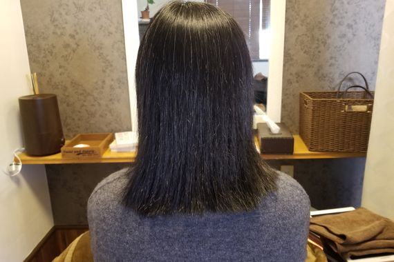 スタイリッシュに笑う女性