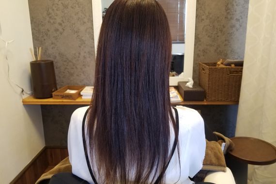 スタイリッシュに笑う女性